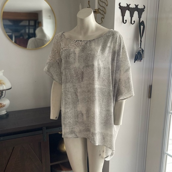 Addition Elle's Love & Legend Asymmetrical Blouse Size 1X - Picture 2 of 7